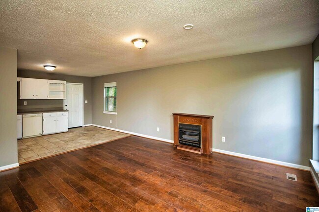 Foto del edificio - 7823 Happy Hollow Rd