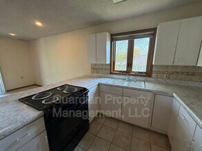 Building Photo - 1633 N Country Club Rd