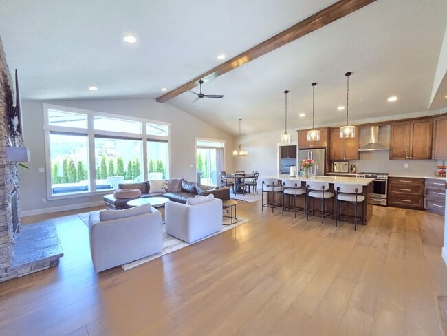 Foto del edificio - $4,800 - 5 Bed / 3 Bath Custom Built Home w/ Private Sport Court & Golf Green