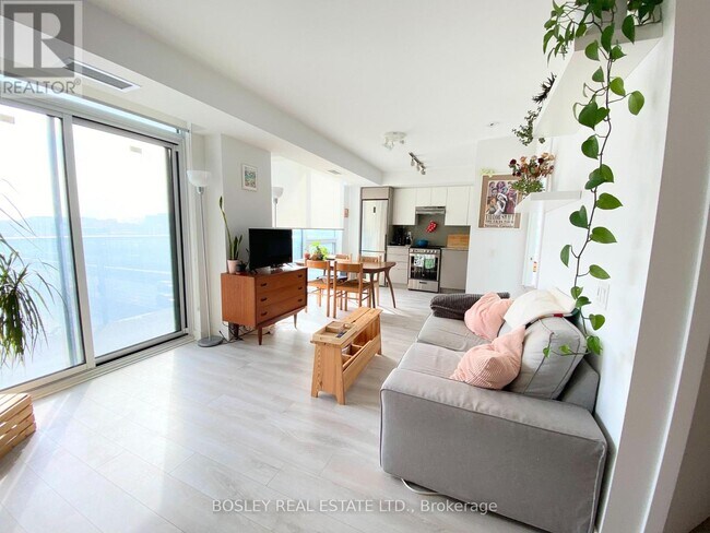 Building Photo - 120 Varna Dr