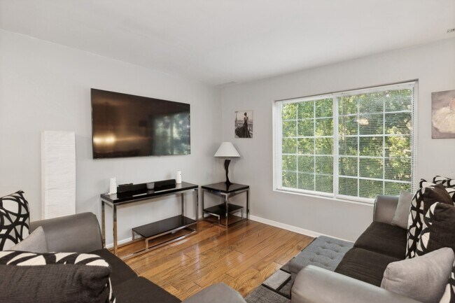 Foto del edificio - 328 W Whispering Oaks Ln