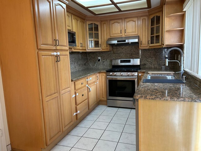 Foto del edificio - Beautiful 3 Bedroom 2 Bath Home, Private Yard, 2 car attached garage