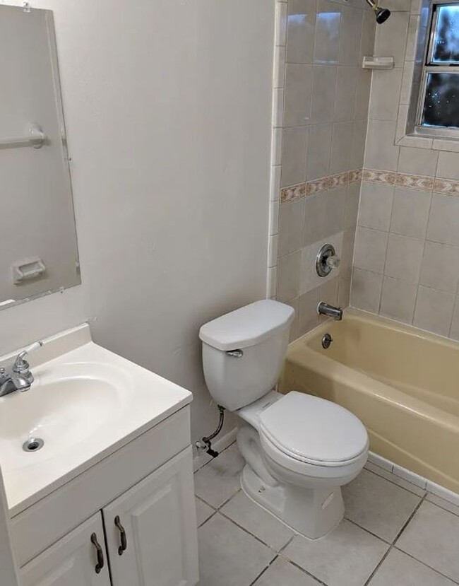 Foto del edificio - Charming 3-Bedroom Home on a Corner Lot in...