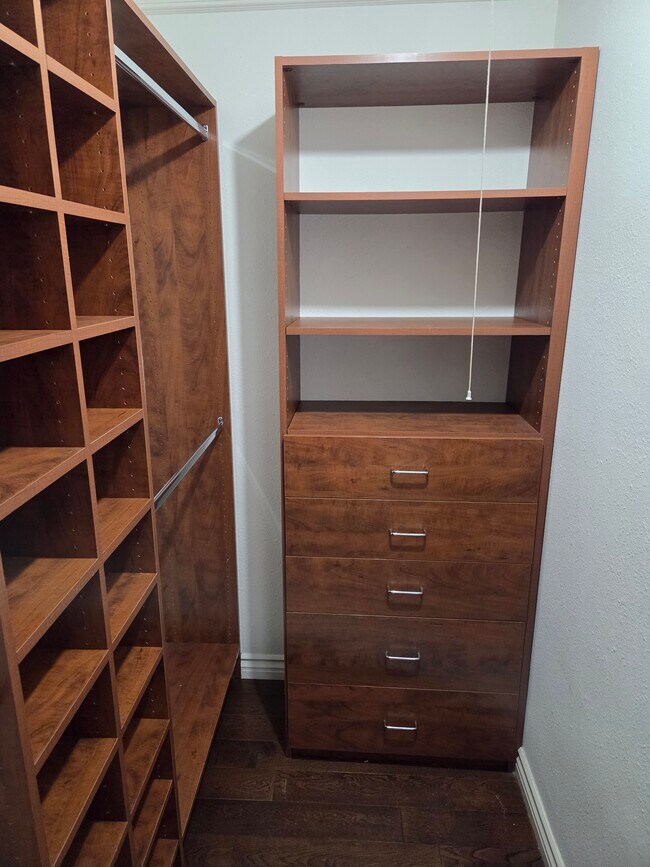 Foto del edificio - 1344 N Martel Ave