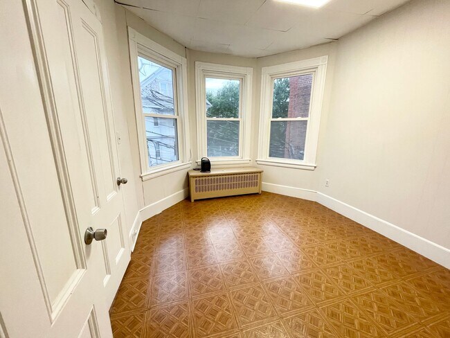 Foto del edificio - WOW!  HUGE, RENOVATED MISSION HILL 6 BED ON PARKER HILL AVE FOR 9/1
