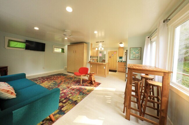 Foto del edificio - Artsy Studio in Westhaven with Attic Bedroom