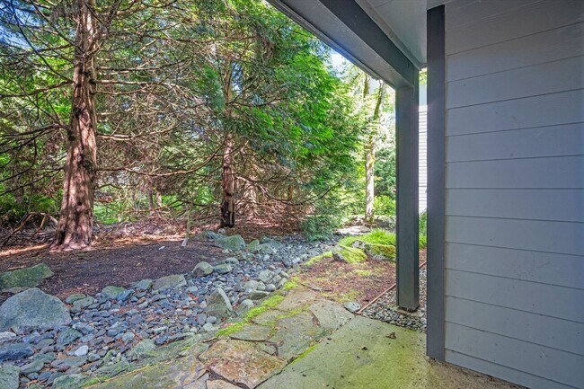 Building Photo - Water/Sewer/Garbage/One Parking Space Included
