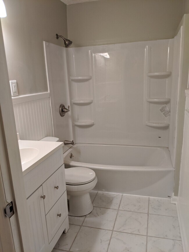 Foto del edificio - 53 Tinker Hill Rd