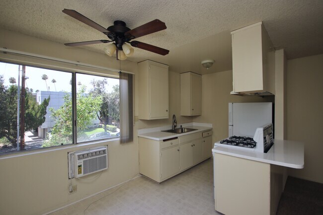 Building Photo - 530 N Wilson Ave