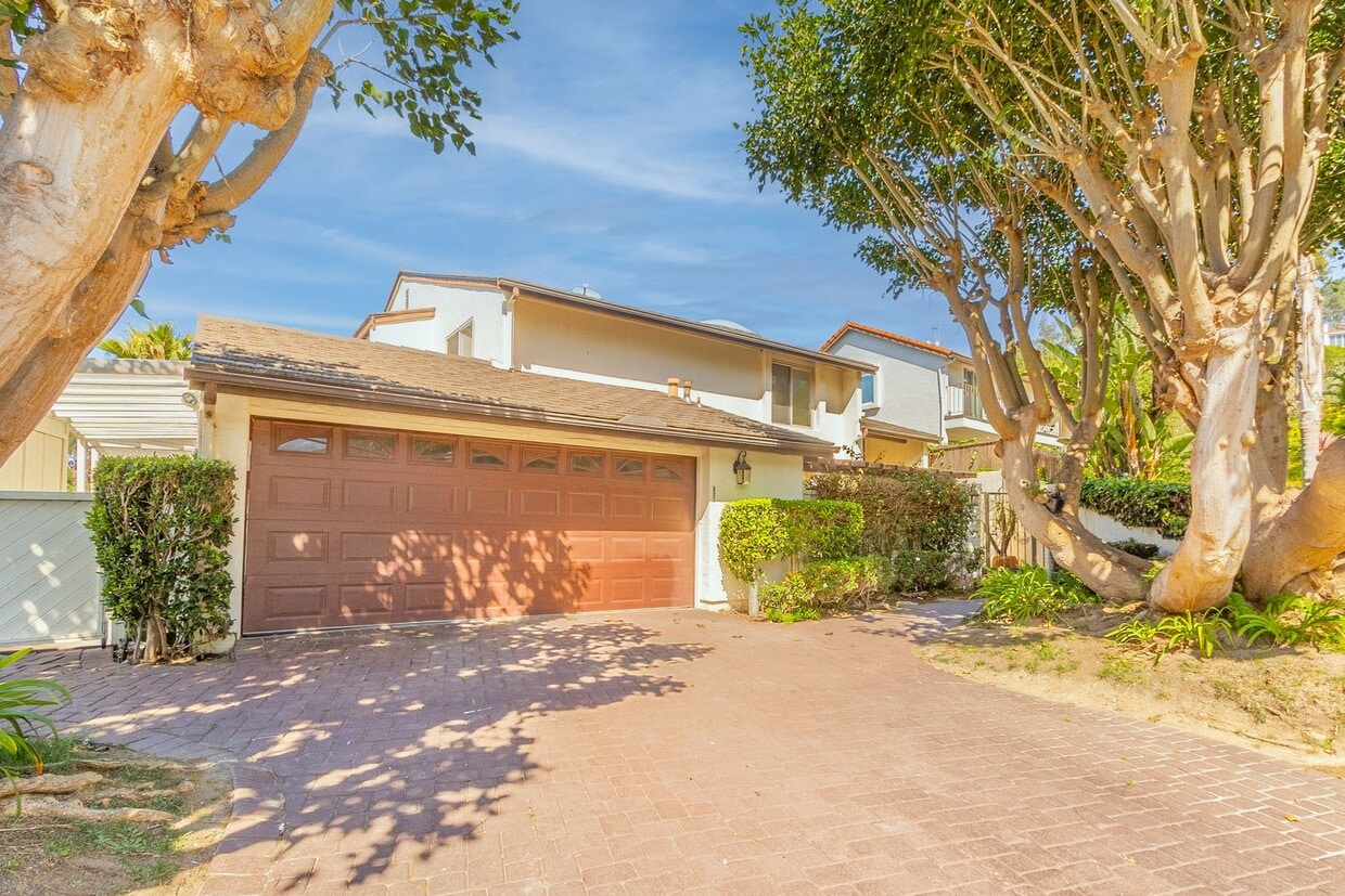 Primary Photo - 4 Bedroom / 3 Bathroom Home With Panoramic...