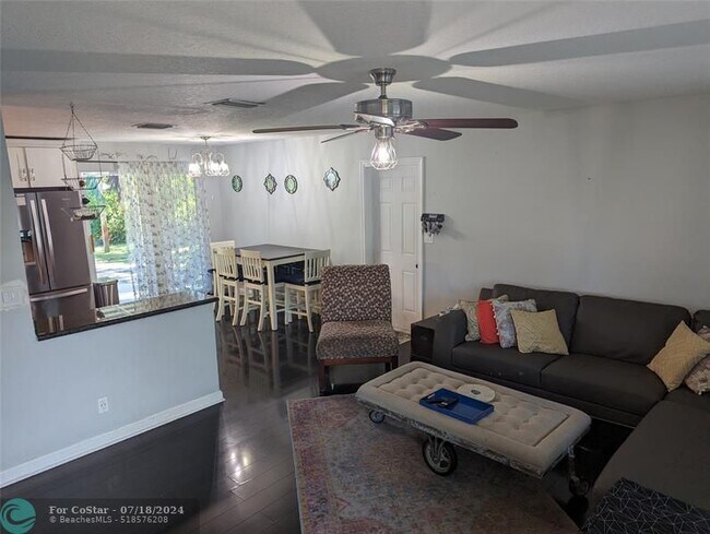 Foto del edificio - 745 Cinnamon Rd