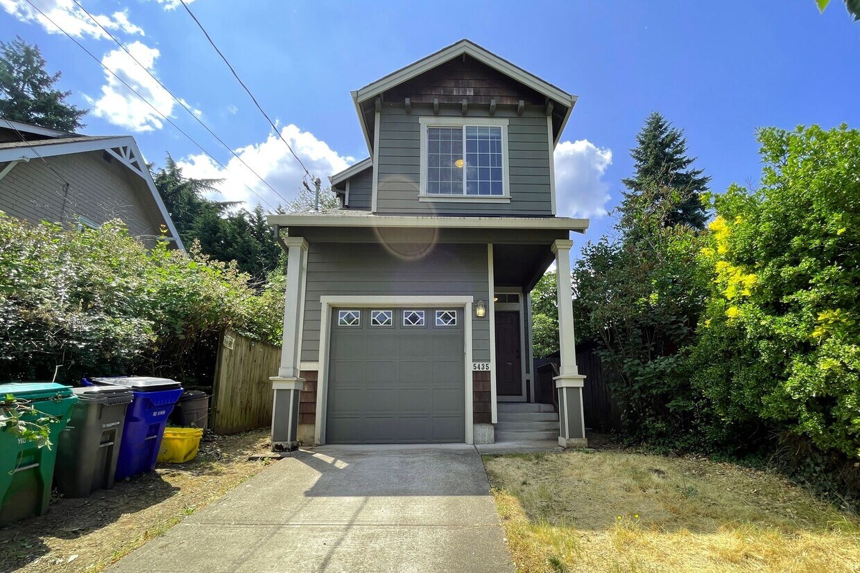 Primary Photo - Lovely Concordia Home with Washer/Dryer, A...
