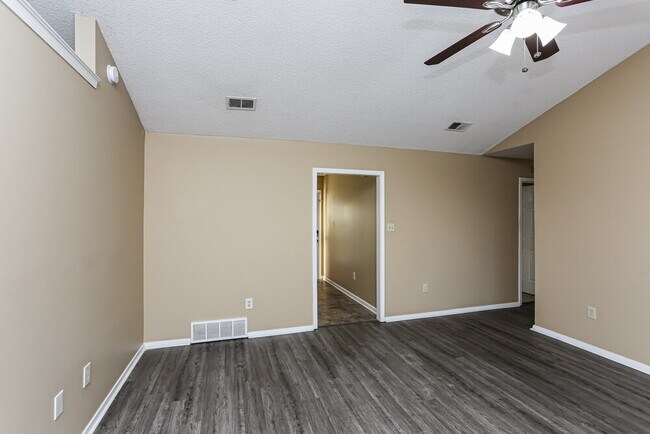 Foto del edificio - 7214 Brenwood Dr