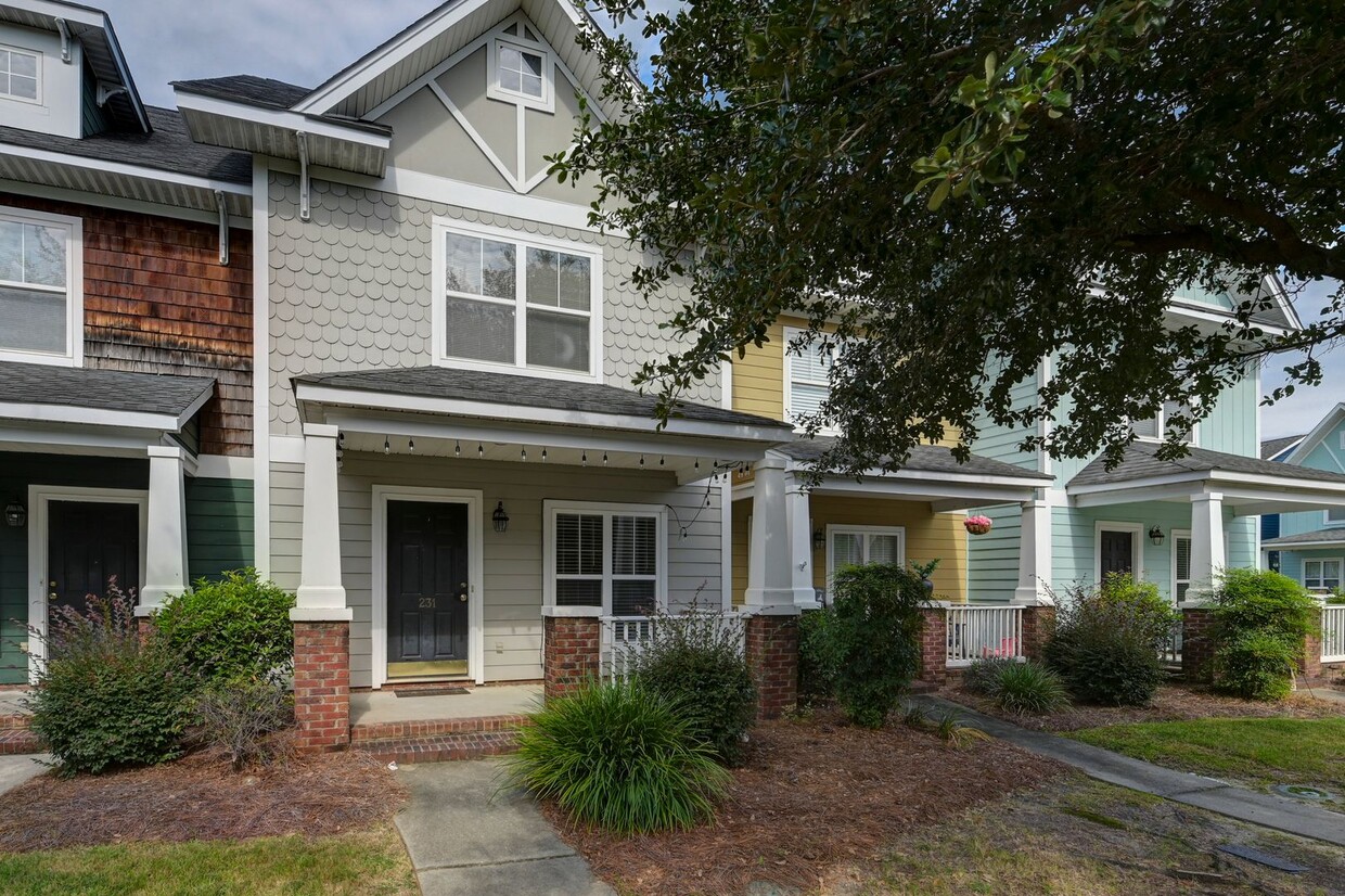 Primary Photo - Charming 2 Bedroom, 2.5 Bath in Hampton Fo...