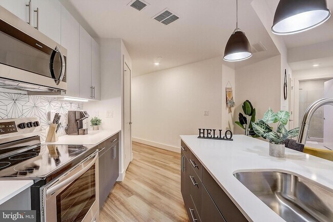 Foto del edificio - 3029 W Glenwood Ave