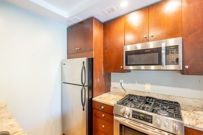 Building Photo - Lovely 1 BR/1 BA Condo in the Heart of Geo...