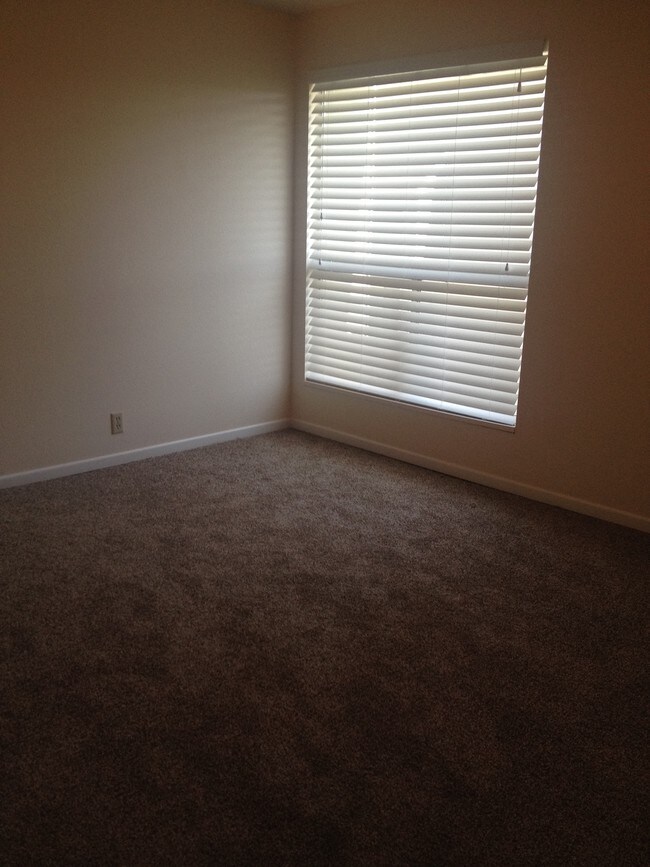 Building Photo - 1060 E Quail Park Dr