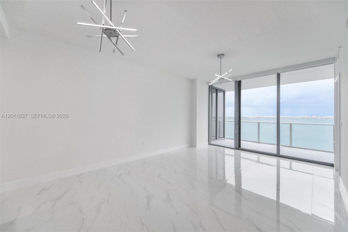 Foto del edificio - 700 NE 24th St