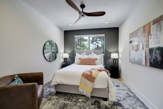 Building Photo - 2137 Pelham Dr