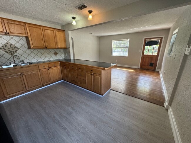 Building Photo - Fenced in four bedroom house near beautiful Gulfport