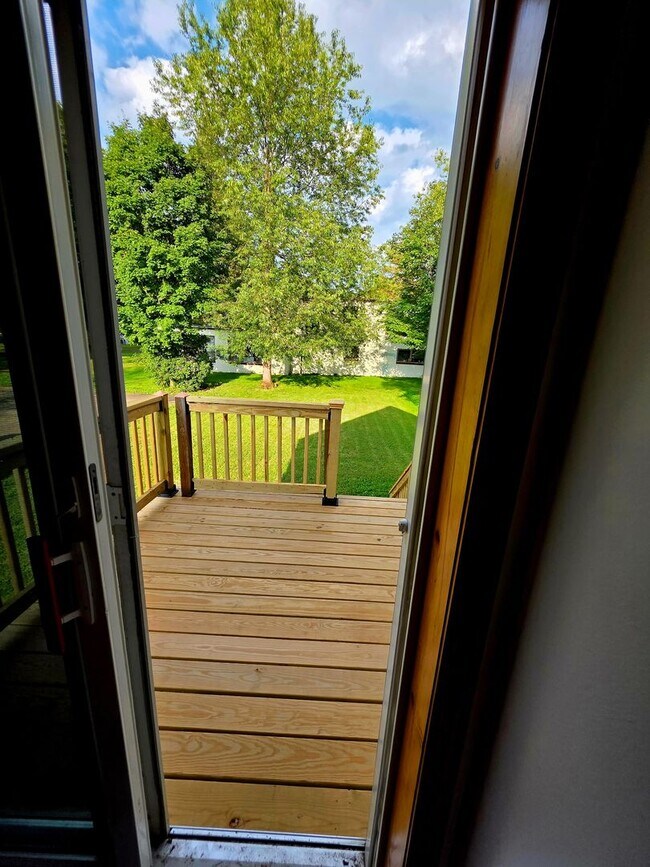 Building Photo - Excellent Updated One-Bedroom Apartment in West Valley – Private Deck and Laundry!