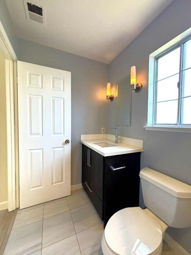 Foto del edificio - Charming 2 Story Family Home 3 Beds 2.5 Baths