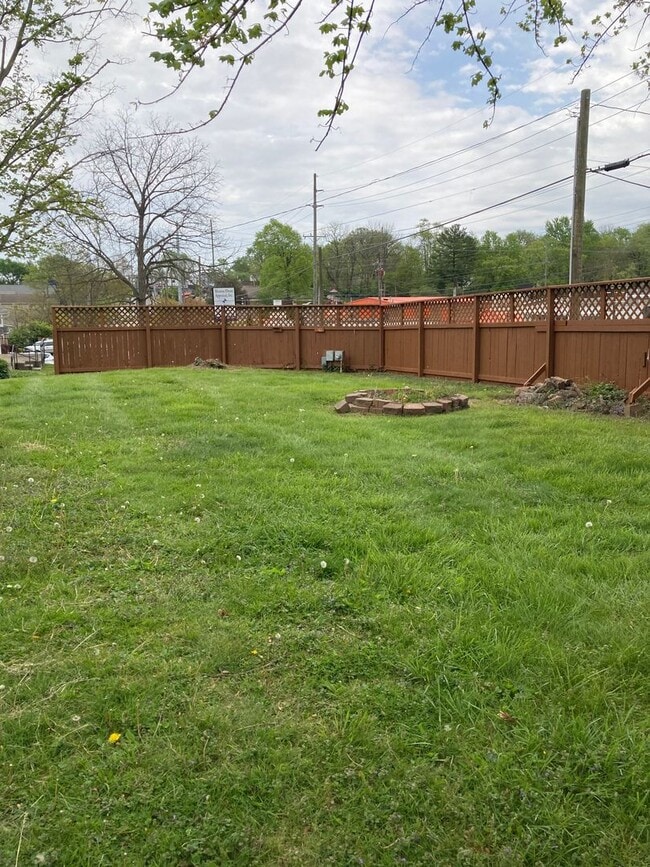 Building Photo - Spacious 5 bedroom, 2 bath house! Availabl...