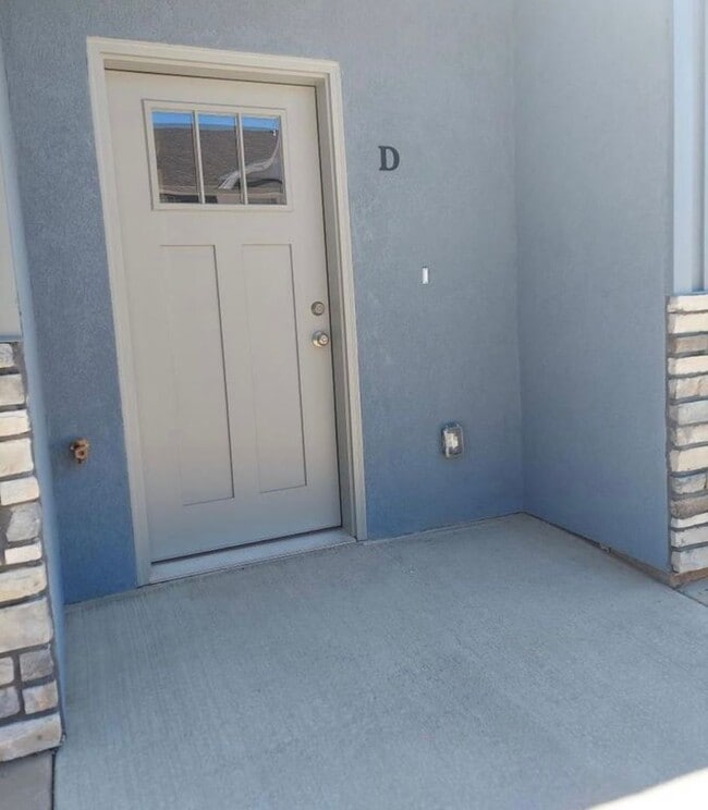 Building Photo - Amazing 3 bed, 2.5 bath with 2 car garage townhome!
