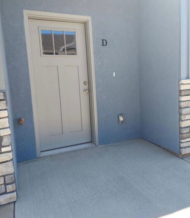 Foto del edificio - Amazing 3 bed, 2.5 bath with 2 car garage townhome!