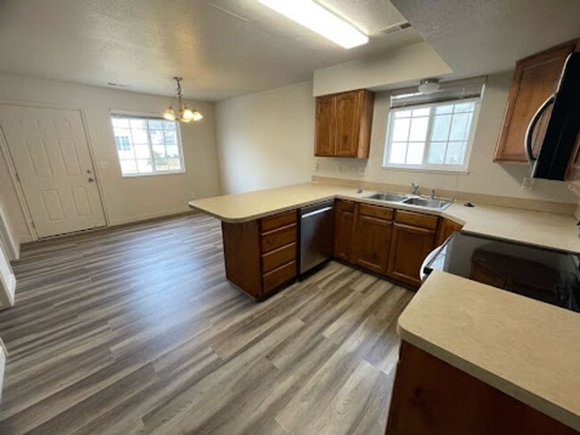 Foto del edificio - South Ogden Townhome For Rent