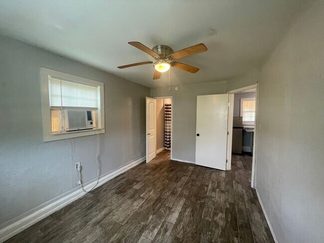 Foto del edificio - 902 W Lakeside Dr