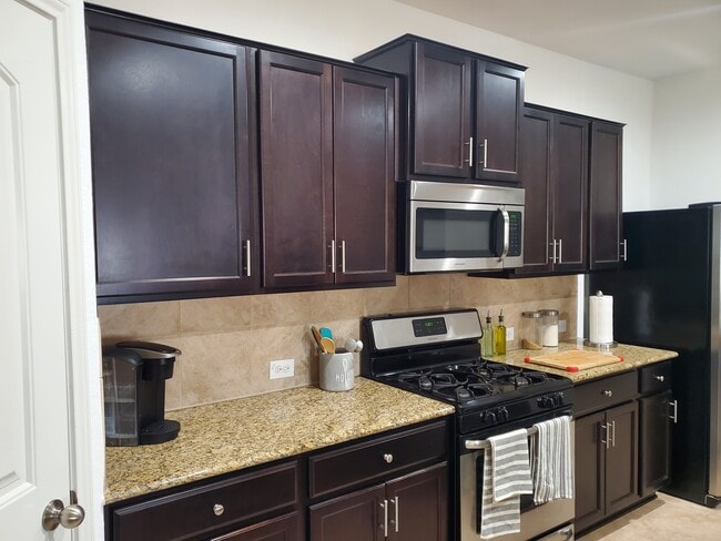 Cocina con estufa de gas - 713 Brown Thrasher