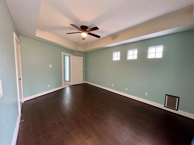 Foto del edificio - 5901 Fairdale Ln