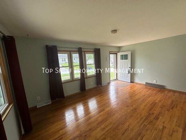 Building Photo - 2556 Grandview Ave
