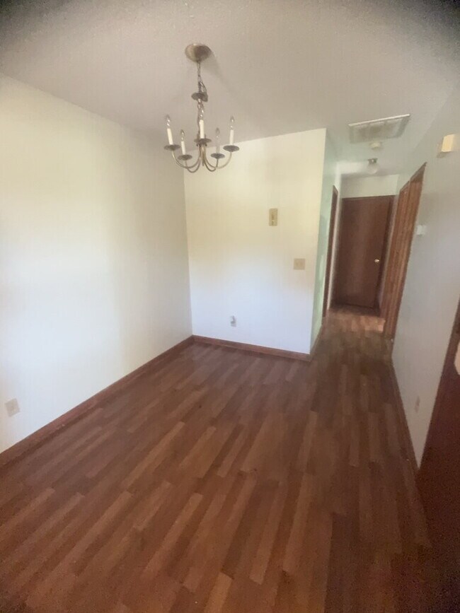 Foto del edificio - Adorable 2 Bedroom Duplex-106-B Pete Jones...