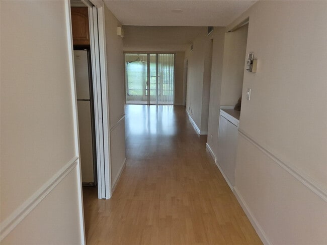 Building Photo - 3151 S Palm Aire Dr