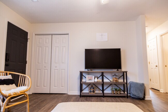 Sala de estar - 115 E Glenwood Ave
