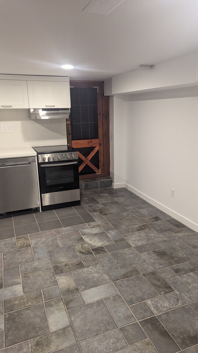 Building Photo - 808 Manning Av