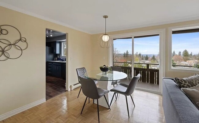 Building Photo - Luxurious 2 Bed, 1.5 Bath Condo with a View!