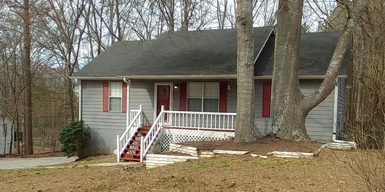 Primary Photo - Charming Douglasville Home with Bonus Base...