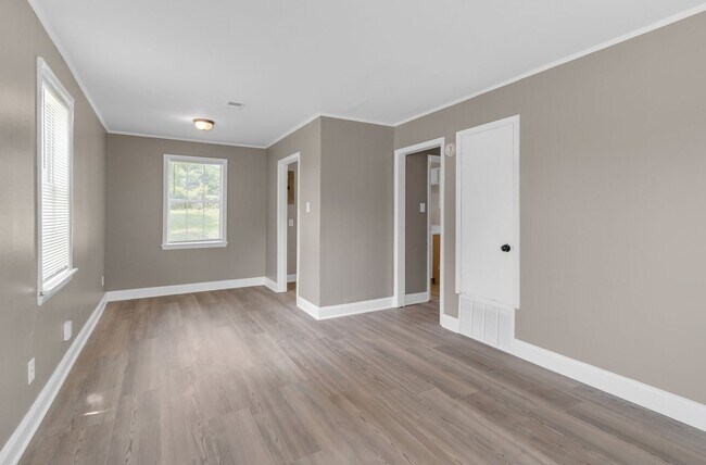 Building Photo - Charming 3 bedroom 1 bath home - OPEN TO S...
