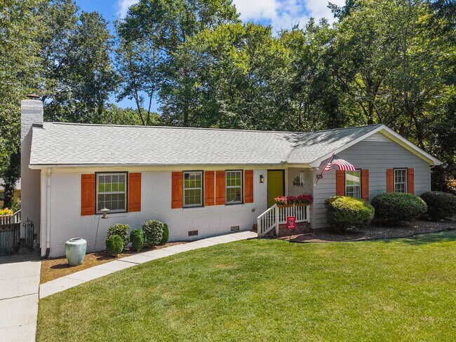Building Photo - Gorgeous Mid-Century Modern Ranch in West Raleigh near NCSU and Lake Johnson - Fenced-in Backyard!