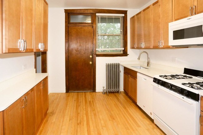 Building Photo - 4140 N Clarendon Ave