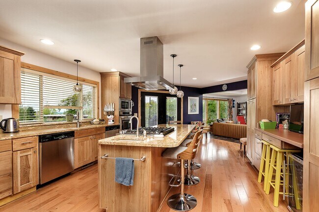 Foto del edificio - Large 4 bedroom home with Garage - ALL UTI...