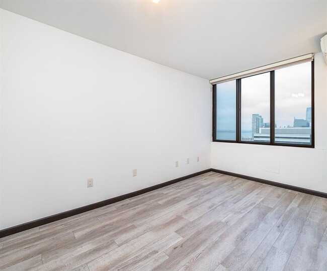 Building Photo - 45 River Dr S