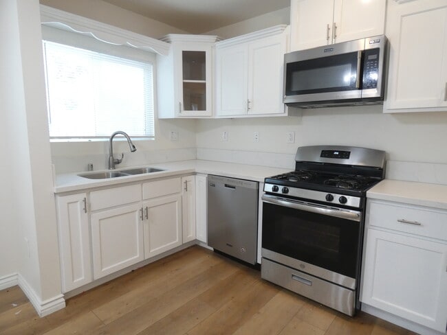 Building Photo - 6634 Hazeltine Ave