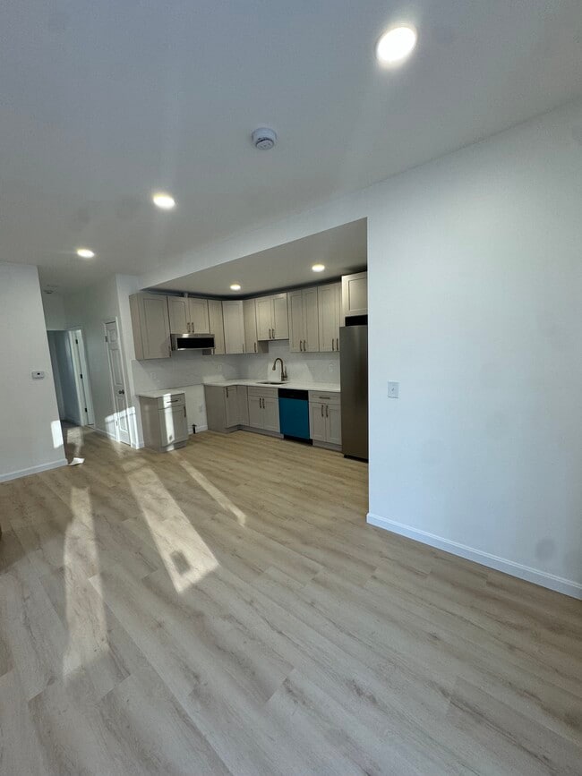 Building Photo - 21 Forest St