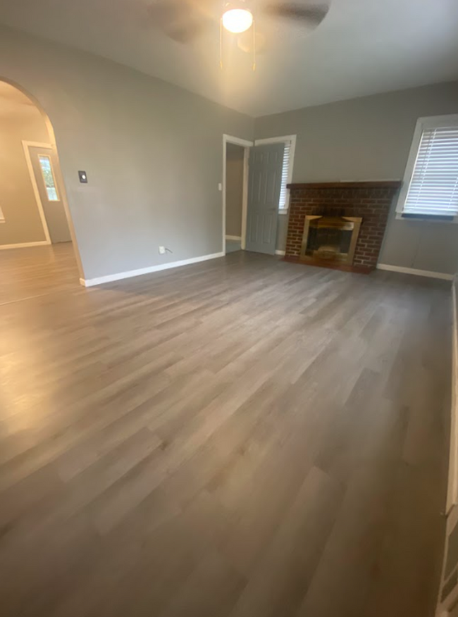 Building Photo - Move in ready 3 bed 1.5 bath renovated hou...