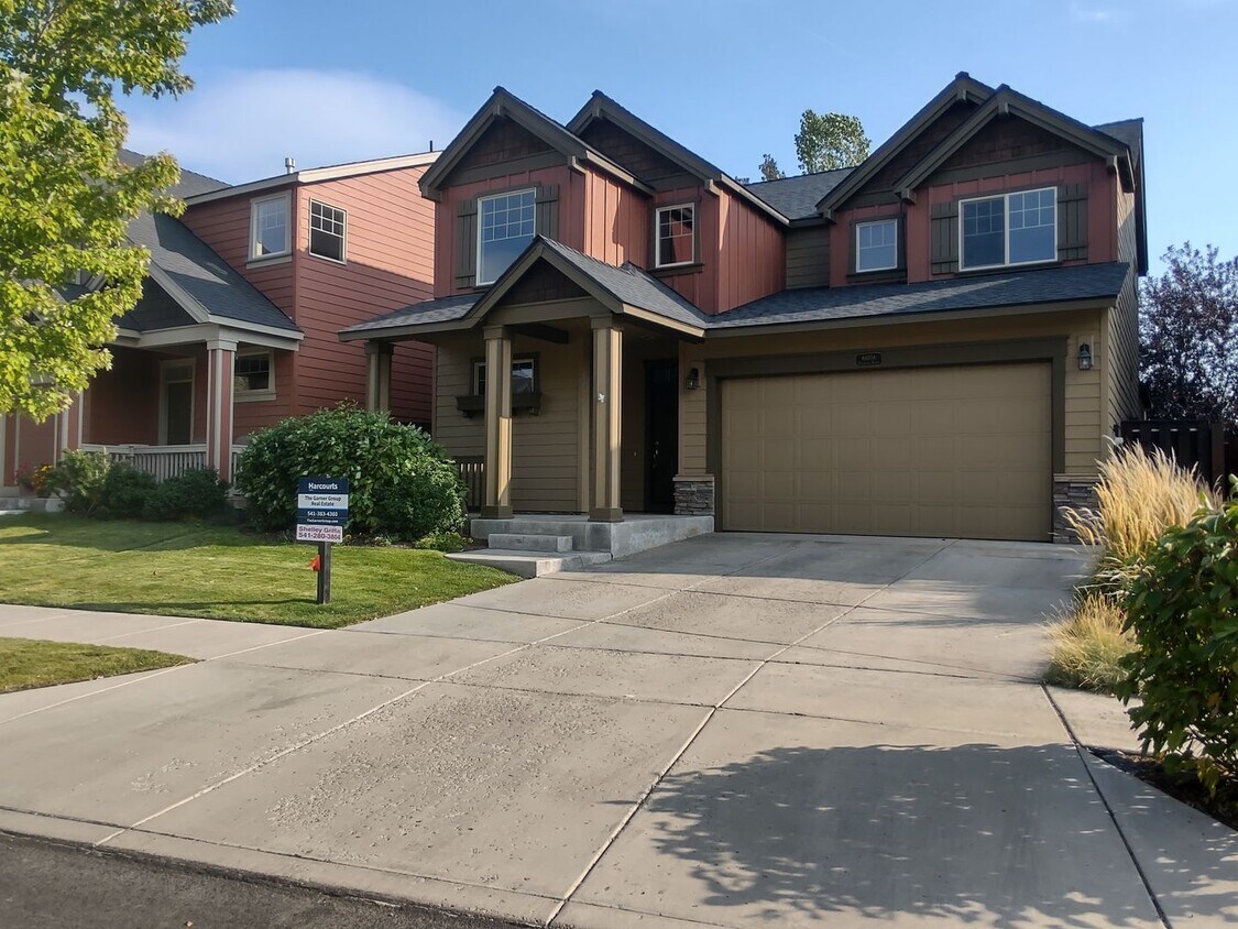 Foto principal - Freshly updated 4 bedroom 2.5 bath, two st...