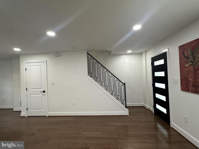 Building Photo - 744 E Cold Spring Ln
